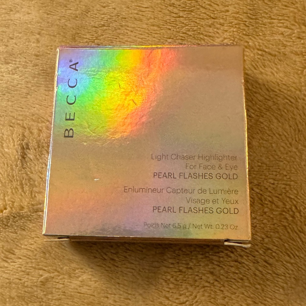 Becca Light Chaser Highlighter for Face & Eye - Pearl Flashes Gold